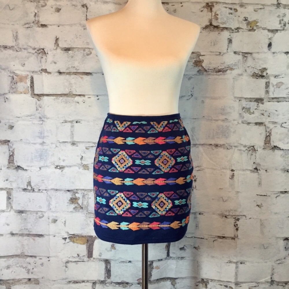 Quinn embroidered mini skirt - Picture 2 of 8